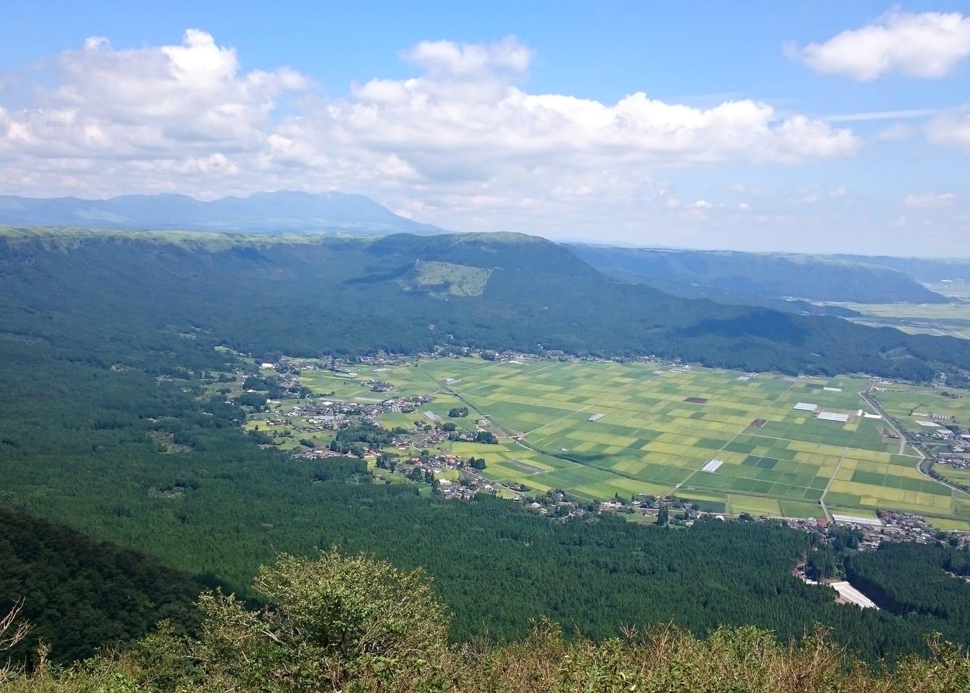 大観峰側から見た阿蘇カルデラの田畑